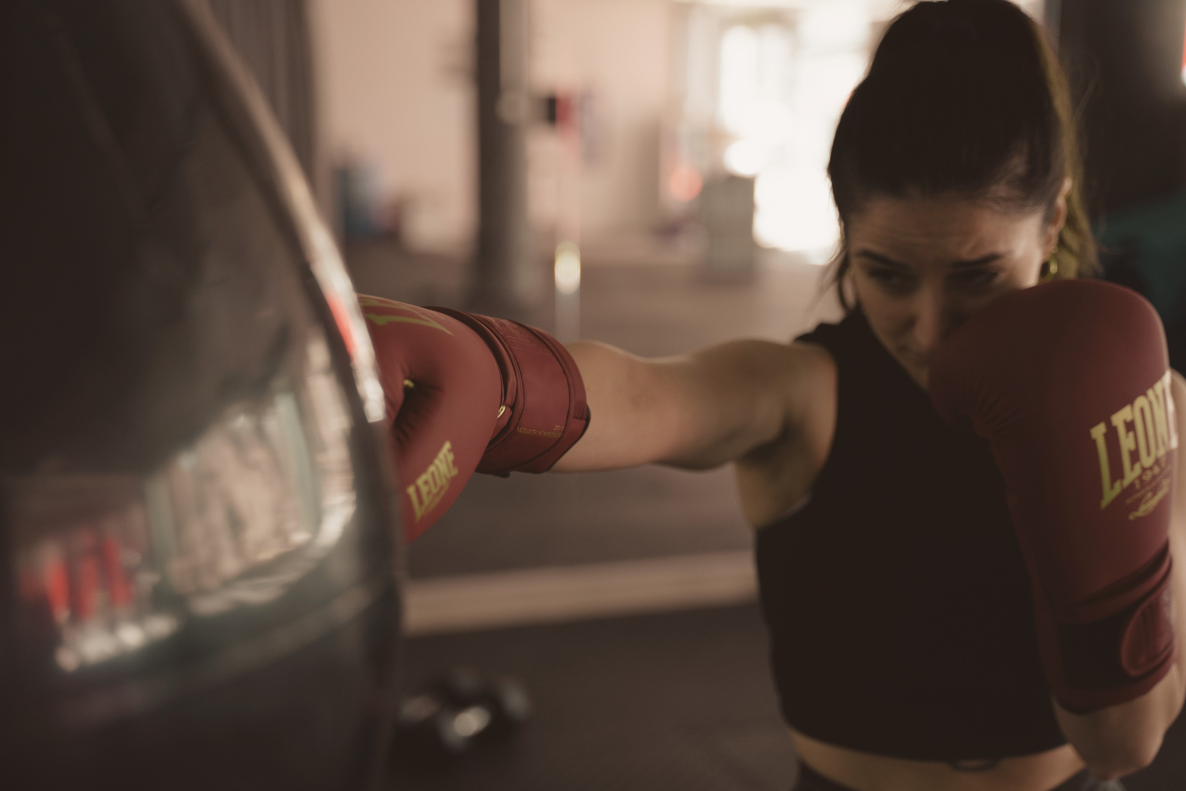 Therapeutisches Boxen: Eine Frau übt die Boxtechnik am Boxsack